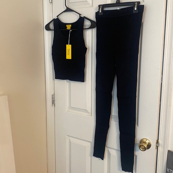 Sleeveless Crop Top and Leggings Set - Picture 2 of 5